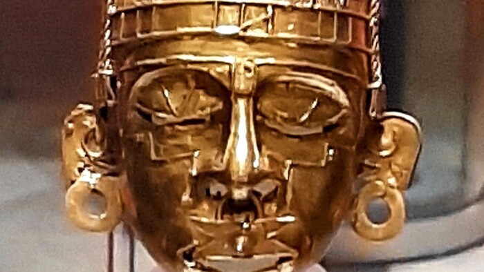 Zlat† maska z hrobu 7 v Monte Alb†n.jpg
