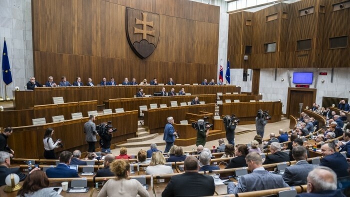 Парламентские споры вокруг досрочных выборов,поправка была принята 