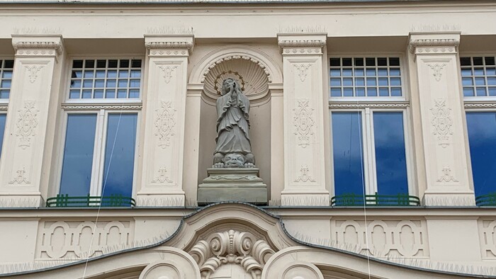 Na priečelie budovy riaditeľstva Lesov Slovenskej republiky vratili sochu Madony