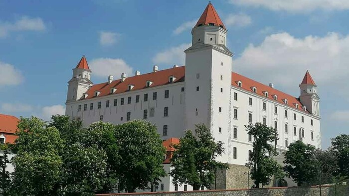 Prečo nemá Bratislavský hrad rovnako dlhé strany?