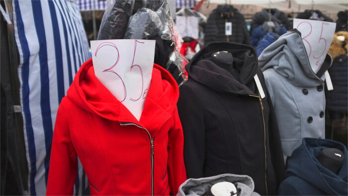 Pri nedostatku financií obmedzia Slováci hlavne nákupy oblečenia 