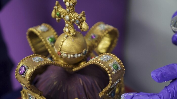 Nádhera: Vyrobili čokoládovú repliku koruny pre Karola III. 