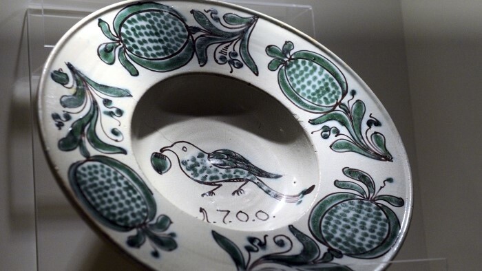 Лучшие образцы голичской керамики на выставке в братиславском граде