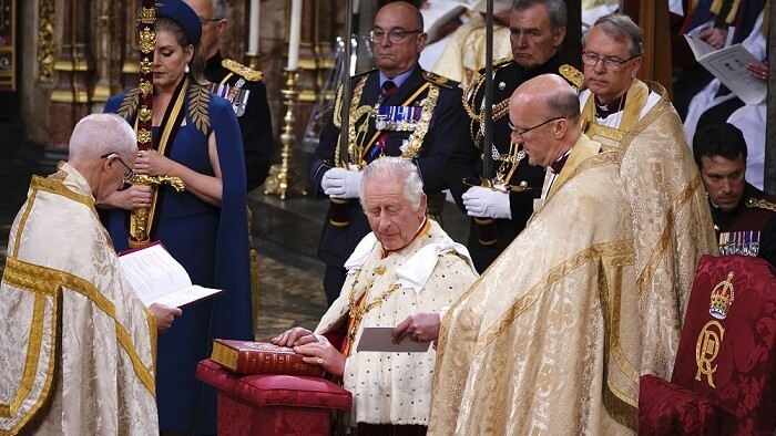Pozrite si historický moment korunovácie kráľa Karola III. 