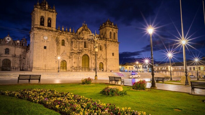 Katedrála v Cusco ja takisto postavená na základoch Inckého chrámu.jpg