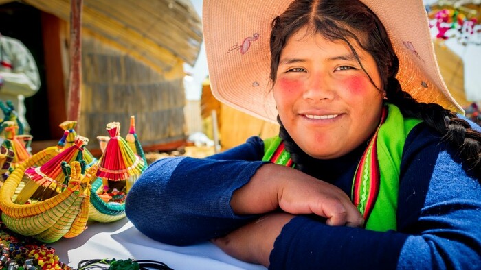 Mladá žena z plávajúcich ostrovov Uros sa živí predajom suvenírov.jpg