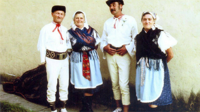 Colectividad de Sierras Bayas recibe trajes nacionales de Eslovaquia