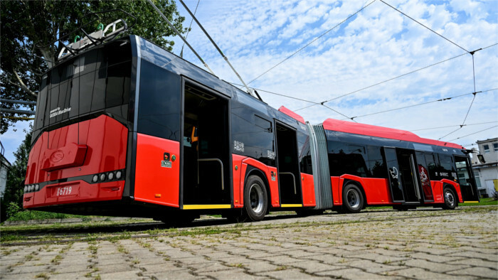 Neue Hybrid-O-Busse rollen durch die Straßen von Bratislava