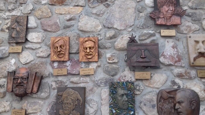 Ulička slávnych nosov v Kremnici. Čo ju spája s Hollywoodom?