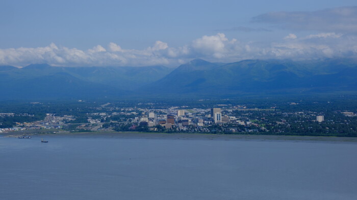 pohľad na najväčšie mesto Aljašky, Anchorage, z hydroplánu.JPG