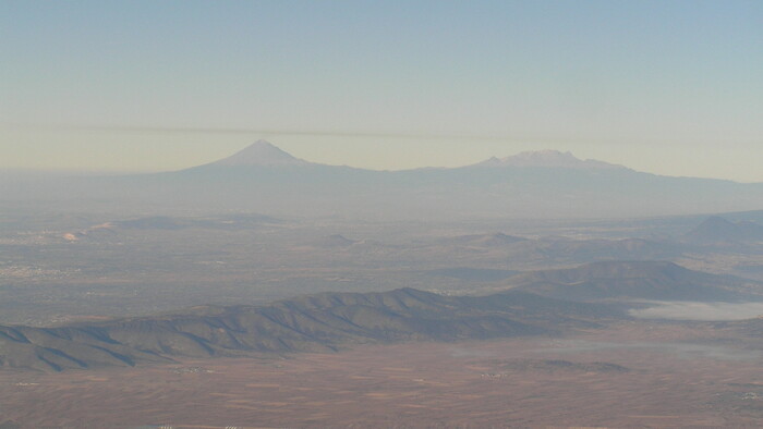 15. Popocatepetl (vľavo) a Iztaccihuatl, druhý a tretí najvyšší vrch Mexika - 2017.JPG