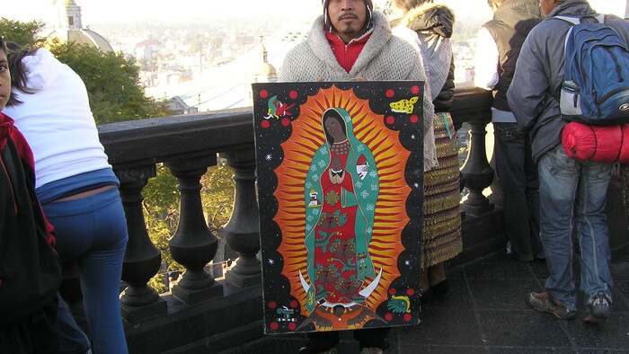 4. Indiánsky aktivista Filo zo Santa Clary Huitziltepec s upraveným obrazom Guadalupany počas púte na Tepeyac v meste Mexiku - 2
