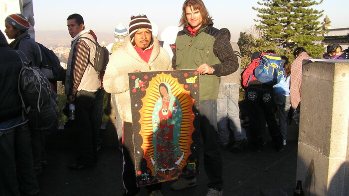 5. Indiánsky aktivista Filo zo Santa Clary a Radoslav Hlúšek Huitziltepec s upraveným obrazom Guadalupany počas púte na Tepeyac 