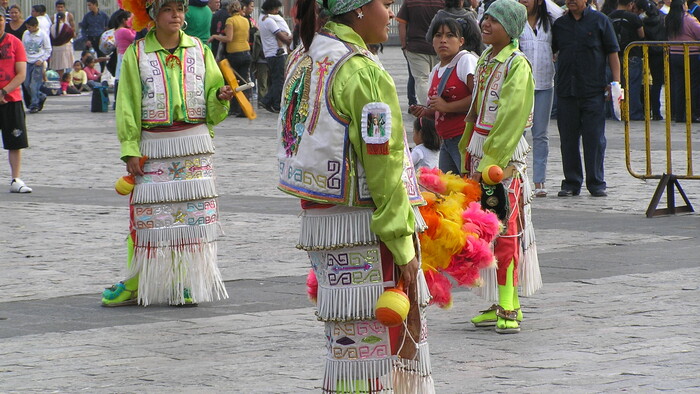 6. Pútnici tancujú pred bazilikou Panny Márie Guadalupskej - 2010.JPG