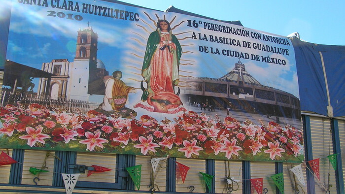7. Púť s fakľou zo Santa Clary Huitziltepec na Tepeyac v meste Mexiku.JPG