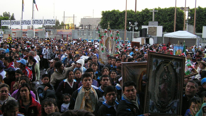 9. Davy pútnikov v vchádzajú do baziliky Panny Márie Guadaupskej v meste Mexiku - 2010.JPG