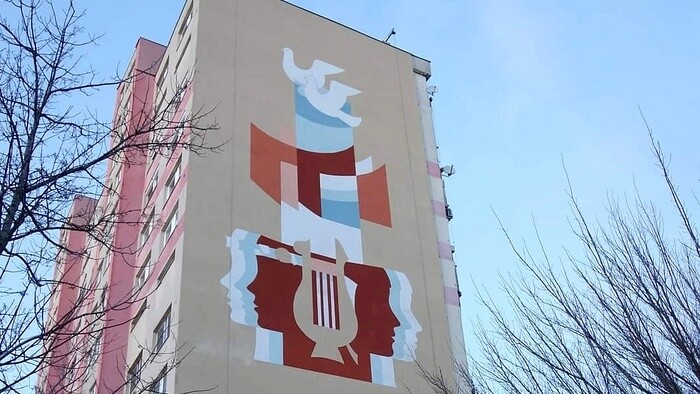 Ikonisches Wandbild "Friedenslied" in Bratislava-Petržalka rekonstruiert