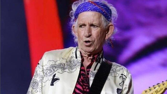 Keith Richards má 80 rokov. Gitarista stále s The Rolling Stones vystupuje