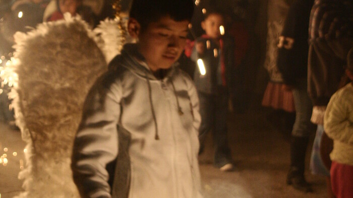 24. Chlapec predstavujúci anjela počas štedrovečernej procesie v Santa Clare Huitziltepec - 2007.jpg