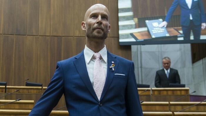 Оппозиционный депутат парламента Т. Хеллебрандт отказался от мандата  из-за скандала с его госпитализацией