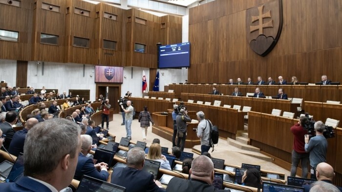 Парламент обсуждает спорную поправку в Закон
