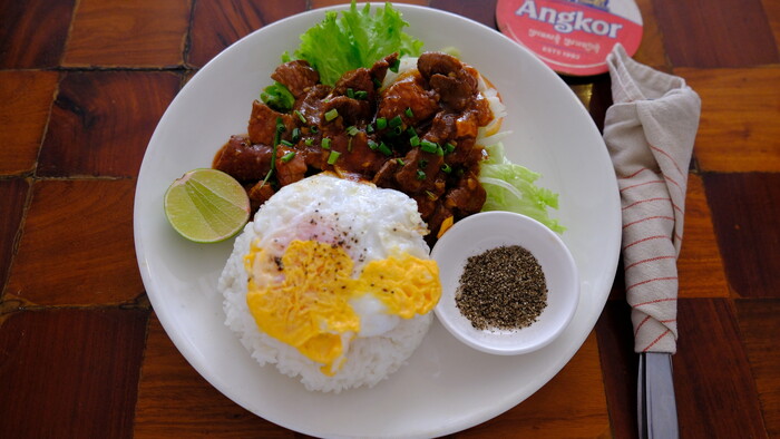 loc lac- typicke kambodzske jedlo s kampotskym ciernym korenim.JPG