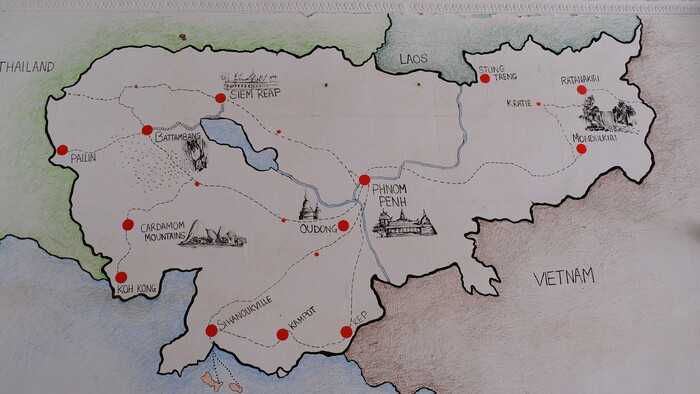 nastenna mapa Kambodze s vyznacenymi zaujimavymi miestami.JPG
