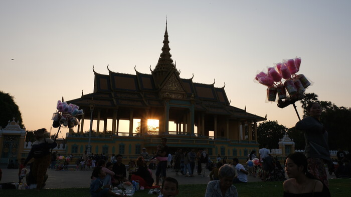 pred kralovskym palacom v hlavnom meste Phnom Phen.JPG