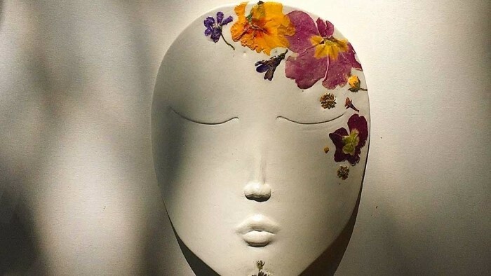 seyya-artisan-art-clay-mask-with-dried-dry-pressed-flowers-colorful.jpg