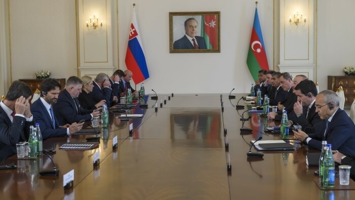 El primer ministro eslovaco viajó en visita oficial a Azerbaiyán