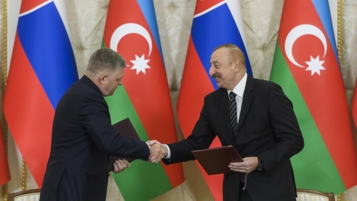 Premiér odcestoval do Azerbajdžanu