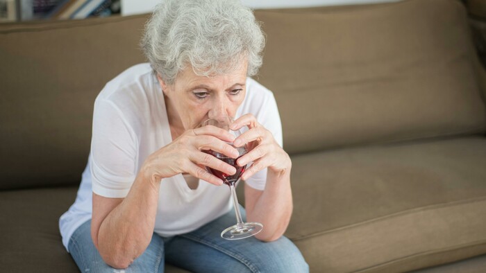 Alkoholizmus ohrozuje aj ženy v seniorskom veku. Takto zistite, že ide o problém
