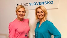 Speváčka Helena Vondráčková a moderátorka Andrea Poláčková pred logom Rádia Slovensko