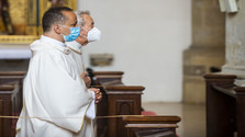 kňazi slúžia omšu