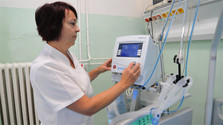Na snímke vrchná sestra nastavuje pľúcny ventilátor pri lôžku_TASR.jpg