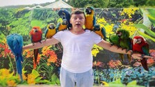 Andrej Bičan s papagájmi.jpg