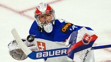 Šimon Latkóczy počas zápasu Slovenska s USA na MS do 20 rokov v hokeji 2022.