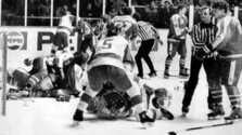 Hromadná bitka Kanady a Sovietskeho zväzu na MS v hokeji do 20 rokov na Slovensku v roku 1987.