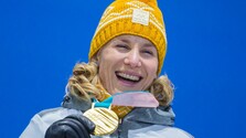 Anastasia Kuzminová so zlatou medailou na ZOH 2018.jpg