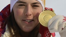 Petra Vlhová so zlatou medailou zo slalomu na ZOH 2022.jpg