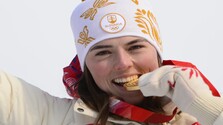 Petra Vlhová so zlatou olympijskou medailou.jpg