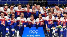 Slovenskí hokejisti s bronzovými medailami na ZOH 2022.jpg