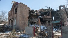 Zbombardovaná budova v ukrajinskom Charkove.jpg