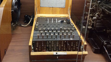 Kde na Slovensku sa nachádza jediný zachovaný šifrovací stroj Enigma?