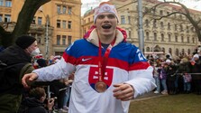 Juraj Slafkovský v Bratislave pri oslave bronzu z Pekingu 2022.