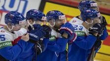 Smutní slovenskí hokejisti po prehre na MS v hokeji 2022.