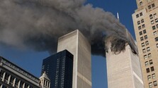 Dym zo zasiahnutých budov Svetového obchodného centra z 11. septembra 2001.