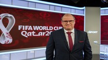Komentátor Marcel Merčiak v štúdiu MS vo futbale 2022