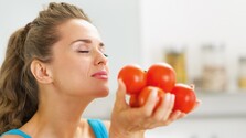 Žena s paradajkami