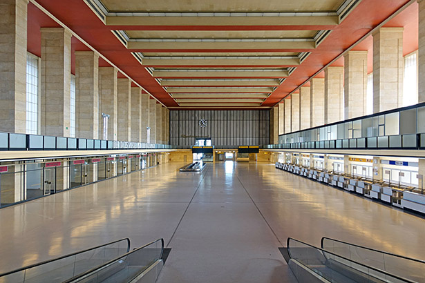 Abfertigungshalle.Flughafen.Tempelhof.Berlin.2017.jpg